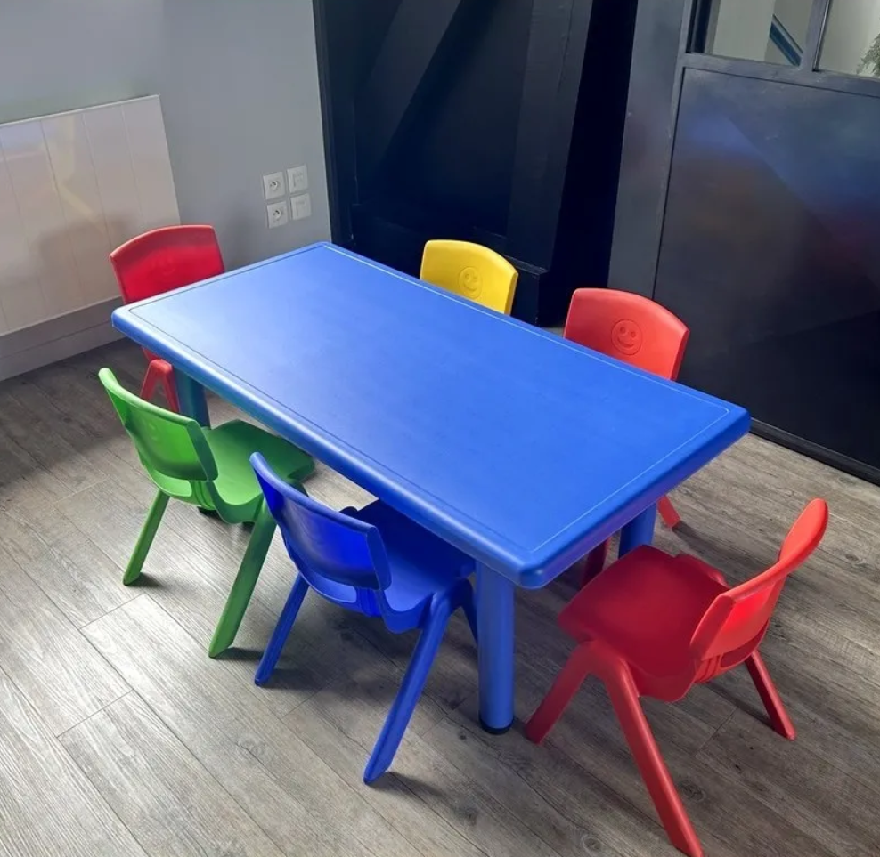Coup de cœur pour notre table colorée, parfaitement adaptée pour les tout petits aussi bien pour prendre un repas, jouer ou dessinée. La structure est stable, les bords sont arrondis, elle se nettoie facilement, 