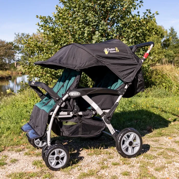 Assistante maternelle promenant trois enfants dans une poussette multiple conforme aux normes françaises